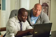 Calvin (Kevin Hart, l.) gef&auml;llt es ganz und gar nicht, dass Bob (Dwayne Johnson, r.) seinen Laptop f&uuml;r illegales Hacking benutzt.