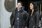 Jake Peralta (Andy Samberg, l.); Rosa Diaz (Stephanie Beatriz, r.)