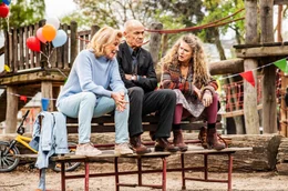 Karin (Maren Kroymann), Philippa (Barbara Sukowa, re.) und Gerhard (Heiner Lauterbach) werden Leih-Gro&szlig;eltern.