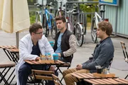 Dr. Elias Bähr (Stefan Ruppe) hört überrascht, dass Mikko Rantala (Luan Gummich, r.) als Krankenpfleger ans JTK zurück kommen will. Kris Haas (Jascha Rust, M.) beschließt, Mikko unter seine Fittiche zu nehmen. Dr. Elias Bähr (Stefan Ruppe) hört überrascht, dass Mikko Rantala (Luan Gummich, r.) als Krankenpfleger ans JTK zurück kommen will. Kris Haas (Jascha Rust, M.) beschließt, Mikko unter seine Fittiche zu nehmen.