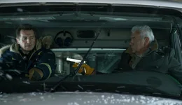 Showdown im Schneepflug: White Bull (Tom Jackson, r.) und Nels Coxman (Liam Neeson, l.).
