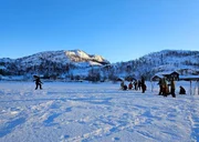 Zum Neujahrsbeginn trainieren die frisch aus dem Winterurlaub zurückgekehrten Jugendlichen ihr Können auf Langlaufskiern. Zum Neujahrsbeginn trainieren die frisch aus dem Winterurlaub zurückgekehrten Jugendlichen ihr Können auf Langlaufskiern.