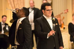Doug (Josh Gad, r.) &uuml;berrascht die Hochzeitsgesellschaft mit einer ungew&ouml;hnlichen Ansprache, w&auml;hrend Jimmy (Kevin Hart, l.) lieber zum Glas greift.