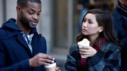 Leonard (Andrew Bachelor) und Allison Pyke (Brenda Song)  Die Verwendung des sendungsbezogenen Materials ist nur mit dem Hinweis und Verlinkung auf RTL+ gestattet.