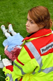 Greta Blaschke (Luise Aschenbrenner) versucht das Leben von Schl&uuml;ters Tochter zu retten, die keine Luft mehr bekommen hat.