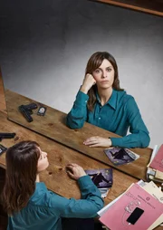 Paola Cortellesi (Petra Delicato). Paola Cortellesi (Petra Delicato).