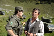 Martin (Hans Sigl, r.) muss Oberleutnant Dennis Kruppke (Stefan Murr, l.) die Nachricht &uuml;berbringen, dass er wom&ouml;glich Vater wird.