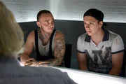 Haben Praschaks Mechaniker Rafi Kilic (Marcel Schranz, l.) und Marco Masut (Dino Sarija, r.) Ritter nicht nur zusammengeschlagen, als dieser sie beim Auto-Diebstahl erwischt hat? Sie werden auf der Wache verhört. Haben Praschaks Mechaniker Rafi Kilic (Marcel Schranz, l.) und Marco Masut (Dino Sarija, r.) Ritter nicht nur zusammengeschlagen, als dieser sie beim Auto-Diebstahl erwischt hat? Sie werden auf der Wache verhört.