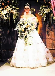 Nanny Frans (Fran Drescher) großer Tag ist gekommen: Sie heiratet heute Mr. Sheffield. Nanny Frans (Fran Drescher) großer Tag ist gekommen: Sie heiratet heute Mr. Sheffield.