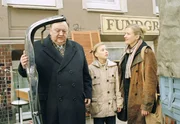 Bei einem Auffahrunfall lernt Gregor Ehrenberg (Dieter Pfaff, l.) seine neuen Nachbarinnen kennen: Die alleinerziehende Lisa Schubert (Ulrike Grote, r.) und deren Tochter Charlotte (Alina Liss, M.).