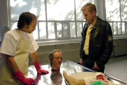 Franz (Sebastian Bezzel) und der Pathologe G&uuml;nther (Michael Ostrowski) nehmen die &Uuml;berreste des toten Schuldirektors H&ouml;pfl (Robert Palfrader) in Augenschein.