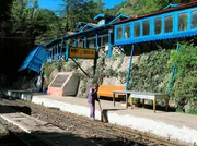 hr-fernsehen AUF SCHMALER SPUR DURCH INDIEN - DIE KALKA-SHIMLA-BAHN, Ein Film von Peter Weinert.
