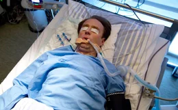 Zwischen Tod und Leben: Paul Lohmann (Bjarne M&auml;del) liegt im Wachkoma und seine Prognose ist schlecht.