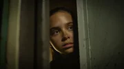 Die Regierung schl&auml;gt zur&uuml;ck: Sara (Faye Kimmijser) versteckt sich vor den Wachen.