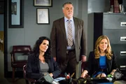 Jane Rizzoli (Angie Harmon, l.), Maura Isles (Sasha Alexander) und Detective Vince Korsak (Bruce McGill) ermitteln in einem Mordfall. Wurde eine Richterin ermordet, weil sie von katastrophalen Zust&auml;nden in einem Privatgef&auml;ngnis wusste?