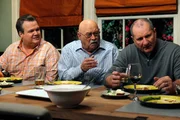 (v.li.) Cameron (Eric Stonestreet), Merle Tucker (Barry Corbin) und Jay (Ed O'Neill)