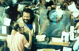 Banana Joe (Bud Spencer, 2.v.l.) versteht die Welt nicht mehr: Pl&ouml;tzlich braucht er eine Lizenz, um Bananen verkaufen zu k&ouml;nnen. Aber woher nehmen, wenn nicht stehlen ...