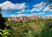 In der Provinz Grosseto im S&uuml;den der Toskana, liegt die Maremma - eine wilde, trockengelegte Sumpflandschaft. Bekanntester Ort der Region ist Pitigliano, erbaut auf einem riesigen Felsen aus Tuffstein.