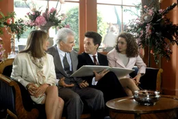 Mutter (Diane Keaton, l.) und Tochter (Kimberly Williams, r.) wollen nat&uuml;rlich keine gew&ouml;hnliche Hochzeit, sondern eine ziemlich prachtvolle. Die ganze Familie begibt sich daraufhin zum Hochzeitsplaner. Nat&uuml;rlich sind begeistert von den Pl&auml;nen des &uuml;berdrehten Party-Ausrichter Franck Engelhoffer (Martin Short, 2.v.r.). George (Steve Martin, 2.v.l.) hingegen tr&auml;umt von einer kleinen Hochzeit in bescheidenem Rahmen ...