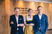 Christina und Christoph Schmuck, Inhaber, und Rupert Schmuck (l.), Gr&uuml;nder des Hotels, bei einem Gruppenfoto