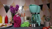 Wisch und Mop haben die Kaffeemaschine entdeckt und schmelzen damit den Käse. Wisch und Mop haben die Kaffeemaschine entdeckt und schmelzen damit den Käse.
