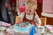 Frida (Ann-Sophie Lochmann) feiert ihren ersten Geburtstag und freut sich ganz besonders &uuml;ber ihre sch&ouml;ne Sahnetorte.