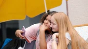 Samira (Soumayah Özel, links) und Paula (Yuna Florentine Mayer, rechts) sind unzertrennlich, sie freuen sich nach den Ferien ihre Freundinnen wiederzusehen. Samira (Soumayah Özel, links) und Paula (Yuna Florentine Mayer, rechts) sind unzertrennlich, sie freuen sich nach den Ferien ihre Freundinnen wiederzusehen.