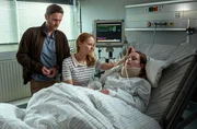 Peer (Kai Ivo Baulitz, l.) und Carina Wilkens (Theresa Scholze, M.) sind erleichtert, dass ihre Tochter Enja (Dora Zygouri, r.) wieder bei Bewusstsein ist. Peer (Kai Ivo Baulitz, l.) und Carina Wilkens (Theresa Scholze, M.) sind erleichtert, dass ihre Tochter Enja (Dora Zygouri, r.) wieder bei Bewusstsein ist.