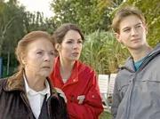 rbb Fernsehen IN ALLER FREUNDSCHAFT, Folge 296: Pl&ouml;tzlich und unerwartet, am Samstag (10.04.10) um 22:15 Uhr in der Reihe rbb FERNSEHABEND "In aller Freundschaft". Charlotte (Ursula Karusseit, li.) sp&uuml;rt mit Jakobs (Karsten K&uuml;hn, re.) Hilfe Friedrich hinterher. Sie trifft auf Dr. Elena Eichhorn (Cheryl Shepard, mi.) vor, die genauso &uuml;berrascht ist wie Charlotte.