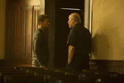 Bob Lee Swagger (Ryan Phillippe, l.); Priester (Tony Amendola, r.)
