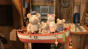 Julia (2. von links), Ella (2. von rechts) und Sam (rechts) haben den Aufstieg bis zu Opa Seemann (links) ganz oben im M&auml;usehaus geschafft. Nun nimmt er sie mit auf eine Fahrt mit seinem Boot.