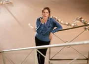 Susanne (Cheryl Shepard) verabschiedet sich von Martina per Handkuss. Susanne (Cheryl Shepard) verabschiedet sich von Martina per Handkuss.