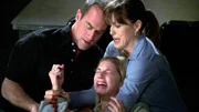 Die Detectives Elliot Stabler (Christopher Meloni) und Olivia Benson (Mariska Hargitay, r.) leisten bei Charlotte Truex (Emily VanCamp) Erste Hilfe. Die junge Frau steht unter Mordverdacht und wollte Suizid begehen.