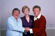 Das Komiker-Duo Murray Gruen (Buddy Hackett, l.) und Mack Howard (Steve Lawrence, r.) ist seit Jahren verfeindet. Gelingt es Jessica Fletcher (Angela Lansbury, M.) die beiden Streith&auml;hne zu vers&ouml;hnen?