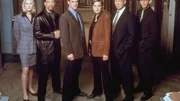 3. Staffel (v.l.): Assistant D. A. Alexandra Cabot (Stephanie March), Detective Odafin "Fin" Tutuola (Ice-T), Detective Elliot Stabler (Christopher Meloni), Sergeant Olivia Benson (Mariska Hargitay), Captain Donald Cragen (Dann Florek) und Sergeant John Much (Richard Belzen)  Die Verwendung des sendungsbezogenen Materials ist nur mit dem Hinweis und Verlinkung auf RTL+ gestattet.