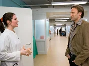 In aller Freundschaft Neuanfang Staffel 9, Episode 1 Starkes Duo: Cheryl Shepard als Dr. Elena Eichhorn, Bernhard Bettermann als Dr. Martin Stein