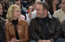 Wider Erwarten gelingt es dem tollpatschigen Albert (Kevin James, r.) ein Date mit dem glamour&ouml;sen Society-Girl Allegra Cole (Amber Valletta, l.), die erst k&uuml;rzlich zur "Sexiest Woman Alive" gew&auml;hlt wurde, zu ergattern ...