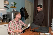 Paul (Niklas Osterloh, l.) erkl&auml;rt Tobias (Jan Kittmann), dass er die Idee hat, gemeinsam mit Alicia eine Wohnung zu kaufen.