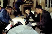 Jupp (Uwe Fellensiek, l.), Taube (Christian M. Goebel, r.) und die Pathologin (Tatjana Clasing, M.) untersuchen die Leiche am Tatort.