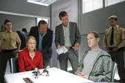 Die Kommissare Florian Prantl (Andreas Giebel, 3.v.l.) und Sven Hansen (Igor Jeftic, 3.v.r.) vernehmen die Verdächtigen Renate Liebner (Stefanie von Poser, 2.v.l.) und Arno Steger (Julian Manuel, 2.v.r.). Die Kommissare Florian Prantl (Andreas Giebel, 3.v.l.) und Sven Hansen (Igor Jeftic, 3.v.r.) vernehmen die Verdächtigen Renate Liebner (Stefanie von Poser, 2.v.l.) und Arno Steger (Julian Manuel, 2.v.r.).