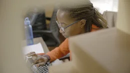 Programmiererin bei der Arbeit in Accra, Ghana.