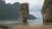 Die Felsnadel in der Bucht von Phang-Nga ist Schauplatz im James-Bond-Film Der Mann mit dem goldenen Colt.