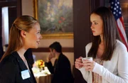 Bei einem Sch&uuml;lervertreter-Treffen sucht sich Paris (Liza Weil, l.) sofort einen Verehrer, w&auml;hrend Rory (Alexis Bledel, r.) dauernd an Jess denken muss ...