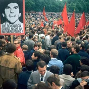 Demonstration gegen Notstandgesetze 1968: Im Mai 1968 protestieren Studenten mit roten Fahnen und einem Plakat mit dem Portr&auml;t des Studentenf&uuml;hrers Rudi Dutschke im Hofgarten in Bonn gegen die Notstandsgesetze. ...