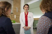 Als Prof. Dr. Maria Weber (Annett Renneberg, mi.) zu ihrer Patientin zur&uuml;ckkommt, wird ihr klar, dass auch Anna Wohlrab (Imke B&uuml;chel, re.) und ihre Tochter Franzi (Pauline Knof, li.) den Artikel &uuml;ber Maria im Internet gefunden haben.