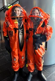 Gut verpackt: Im &Ouml;lmuseum von Stavanger d&uuml;rfen Emilia (links) und Leyla (rechts) in die Sicherheitsanz&uuml;ge der Bohrinsel-Arbeiter schl&uuml;pfen.