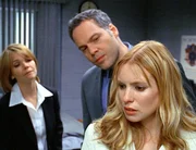 Goren (Vincent D'Onofrio) und Alexandra Eames (Kathryn Erbe, l.) sind sich sicher: Nicole Wallace (Olivia d'Abo) hat ihre dreij&auml;hrige Tochter umgebracht.
