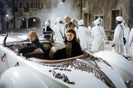 Agent Sawyer (Shane West, l.), Allan Quatermain (Sean Connery) und Mina Harker (Peta Wilson) sind schockiert, als sie erfahren, dass sich ein Verr&auml;ter unter ihnen befindet.