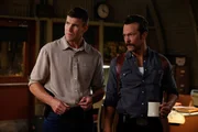 Special Agent Leroy Jethro Gibbs (Austin Stowell, l.); Special Agent Mike Franks (Kyle Schmid, r.)