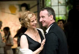 ARD DANN KAM LUCY, Deutschland 2011, Regie Christoph Schrewe, am Freitag (20.04.12) um 20:15 Uhr und am Sonntag (22.04.12) um 13:15 Uhr im Ersten. Zwischen Saskia (Julia J&auml;ger) und Alex (Heio von Stetten) scheint es nach anf&auml;nglichem Misstrauen ordentlich zu "funken"...